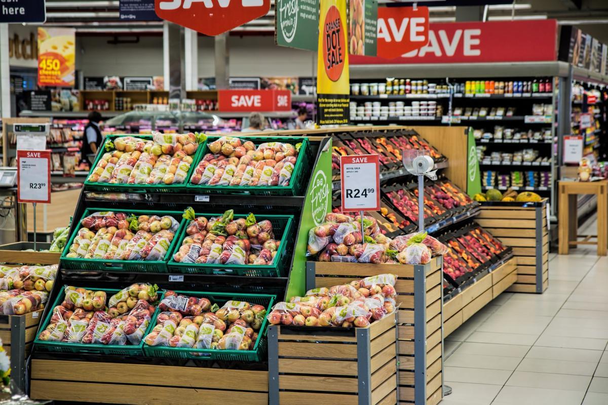 Obst in der Auslage im Supermarkt